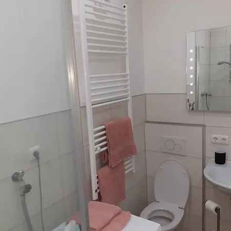Apartment Luxurioese Mit Eigenem Garten *